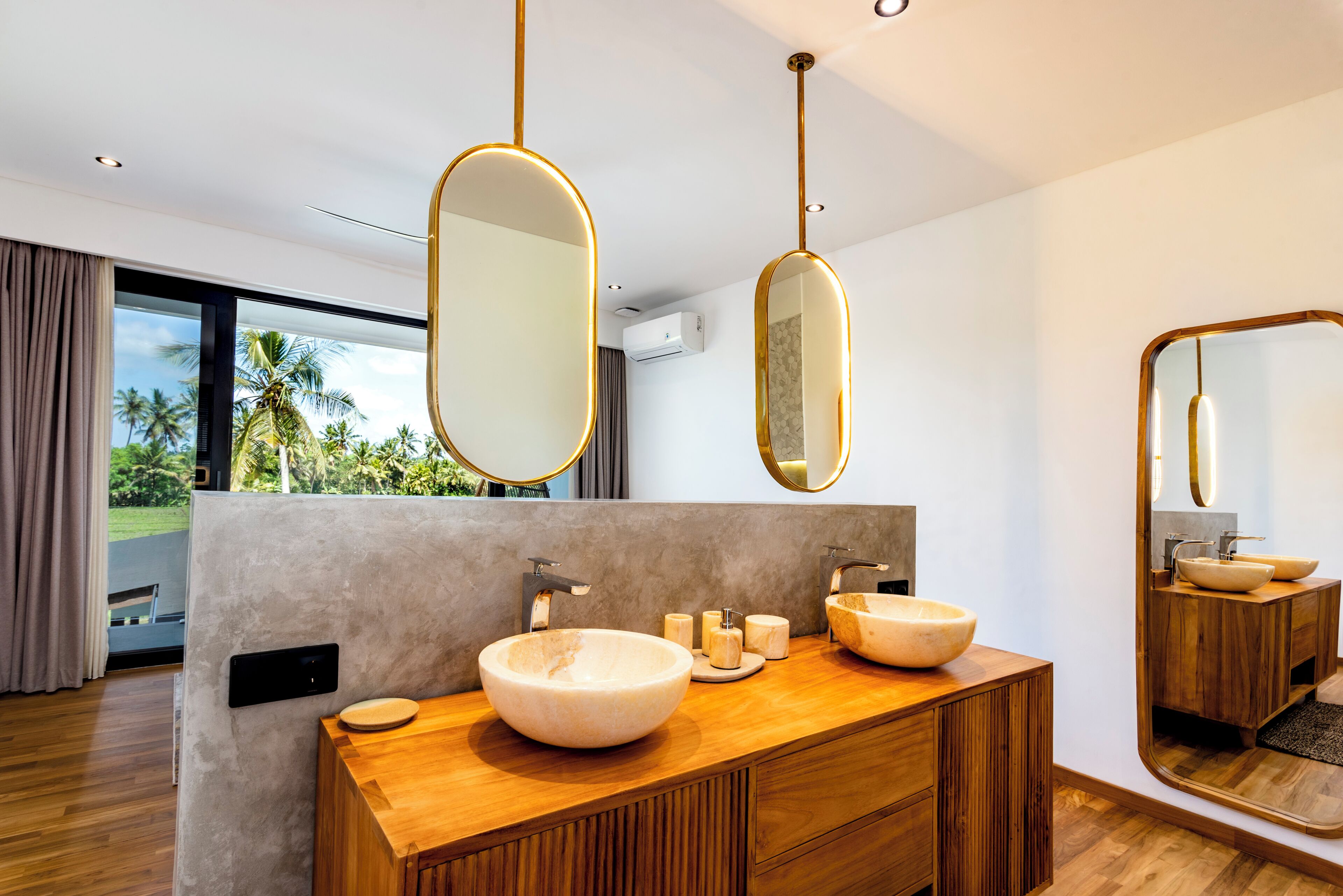 Un baño moderno con un tocador amplio, dos lavamanos y un espejo grande.