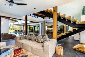 Villa, 3 Schlafzimmer, eigener Pool, Gartenblick | Wohnbereich