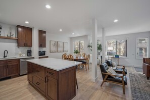 Interior - Central Sunriver Escape with Access to The Cove (Sunriver)