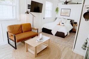 1 bedroom, iron/ironing board, WiFi, bed sheets - Stylish Private Cottage + Yard | Walk to Dining (Lake Worth Beach)