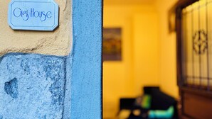 Een gang met een blauwe muur en een bord waarop staat 'Gig House'.