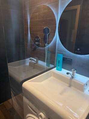 Bathroom - Apart in the historical center of Minsk (Minsk)