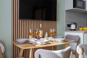 Apartamento superior, vistas a la ciudad | Zona de estar | Televisión de 40 pulgadas con canales por cable