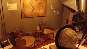 A room with a map on the wall, a fire extinguisher, a telephone, and a globe. - Roza Mitra Butik Otel (İstanbul)