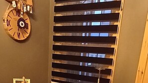 A room with a marble counter, a clock, a window with blinds, and a patterned rug. - Roza Mitra Butik Otel (İstanbul)