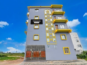Un edificio de varios pisos con un cartel que dice 'TOWNHOUSE Company Serviced'.