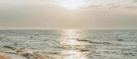 Una playa con olas y cielo despejado.