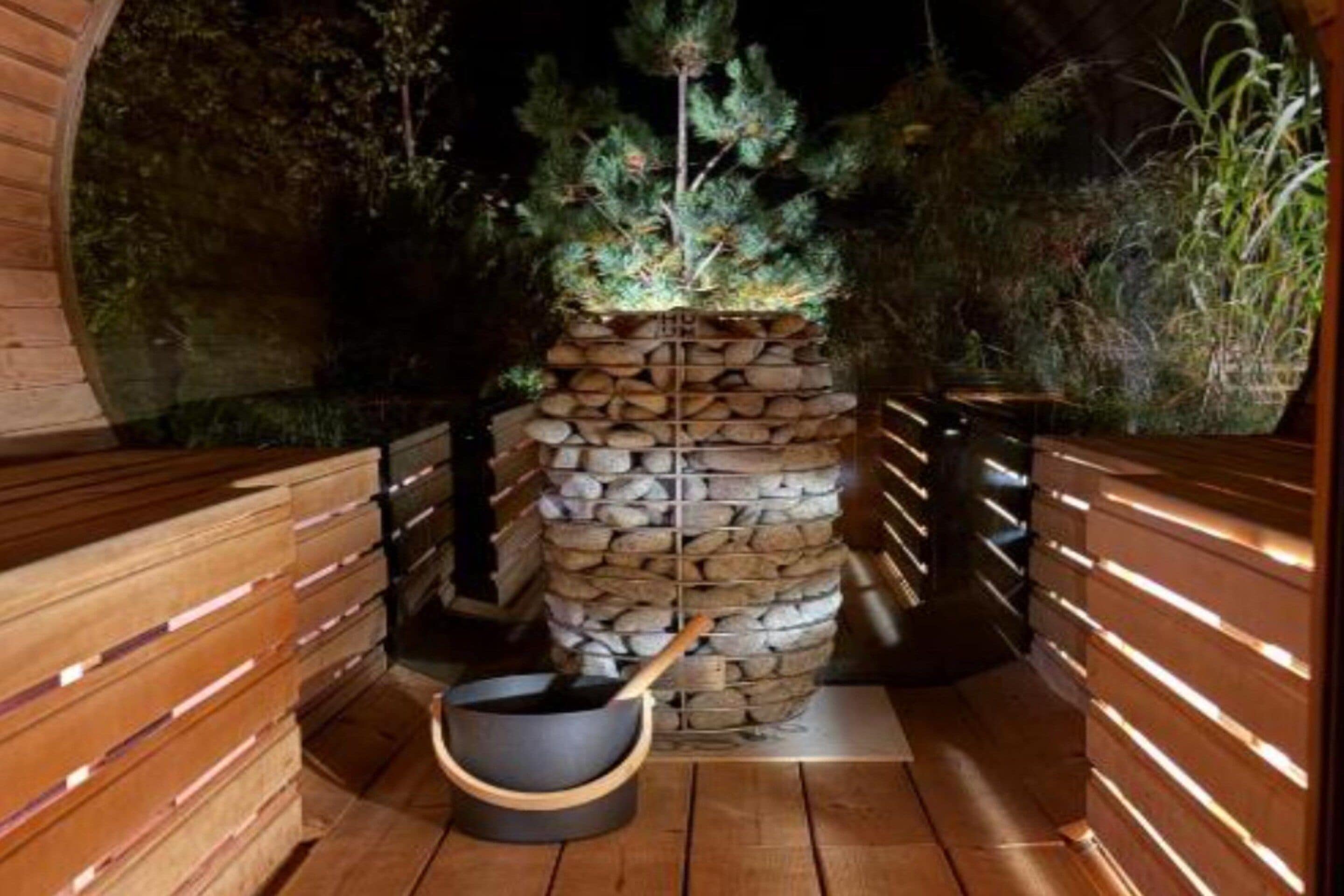 En sauna med træbænke og en stenvæg.