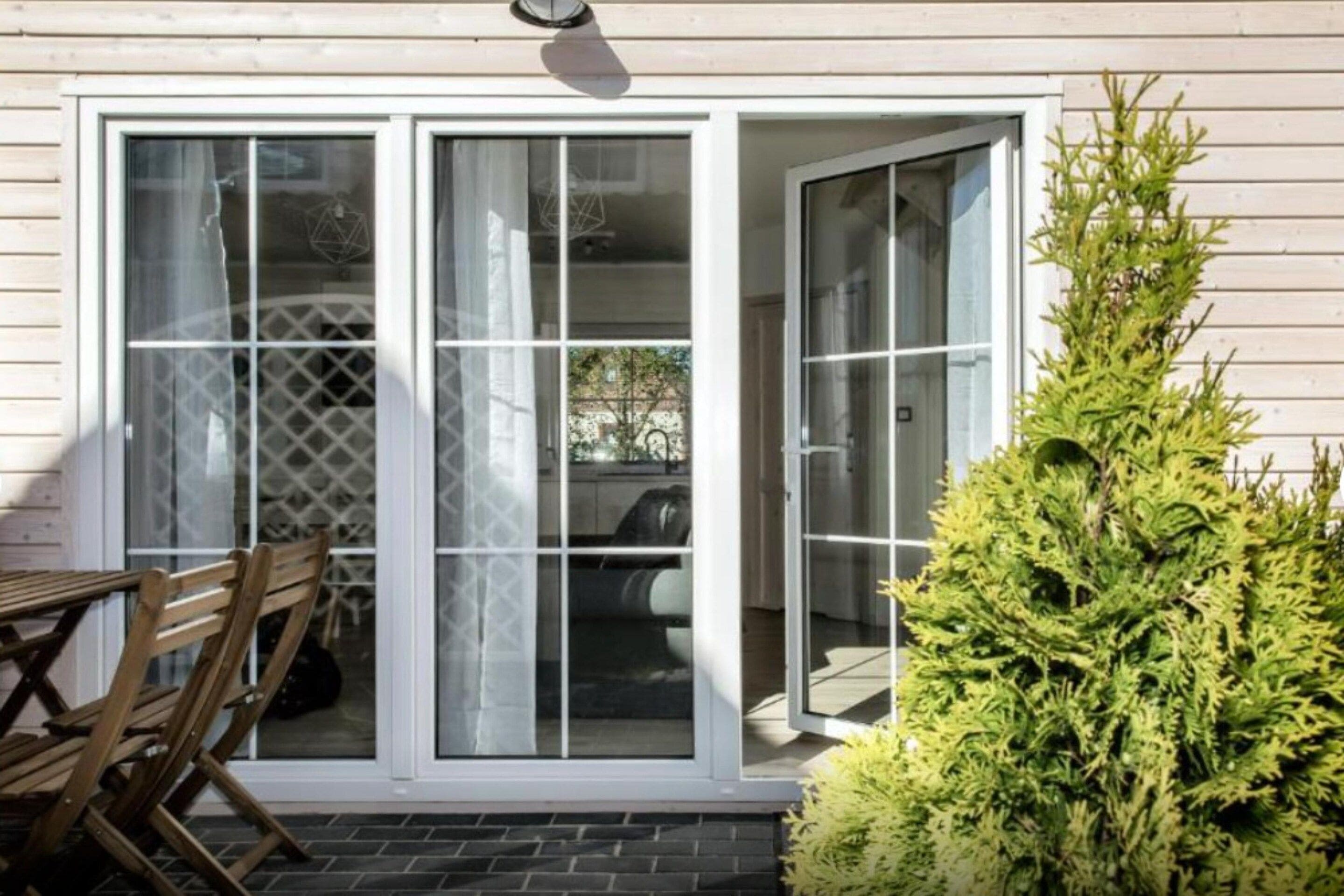 Une maison dotée d’une porte-fenêtre coulissante donnant sur un patio.