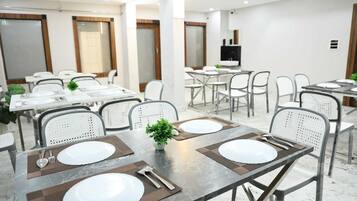 Deluxe Room | Dining