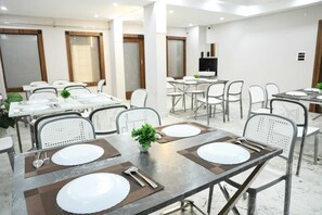 Kamar Deluks | Tempat makan