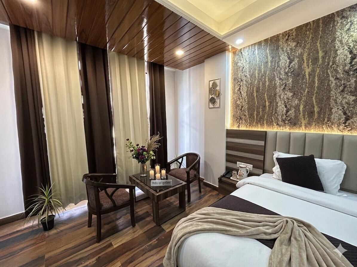 Deluxe Room | Desk, free rollaway beds, bed sheets