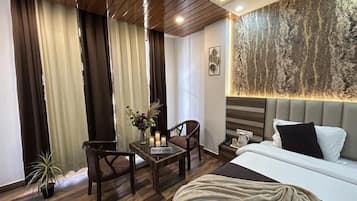 Deluxe Room | Desk, free rollaway beds, bed sheets