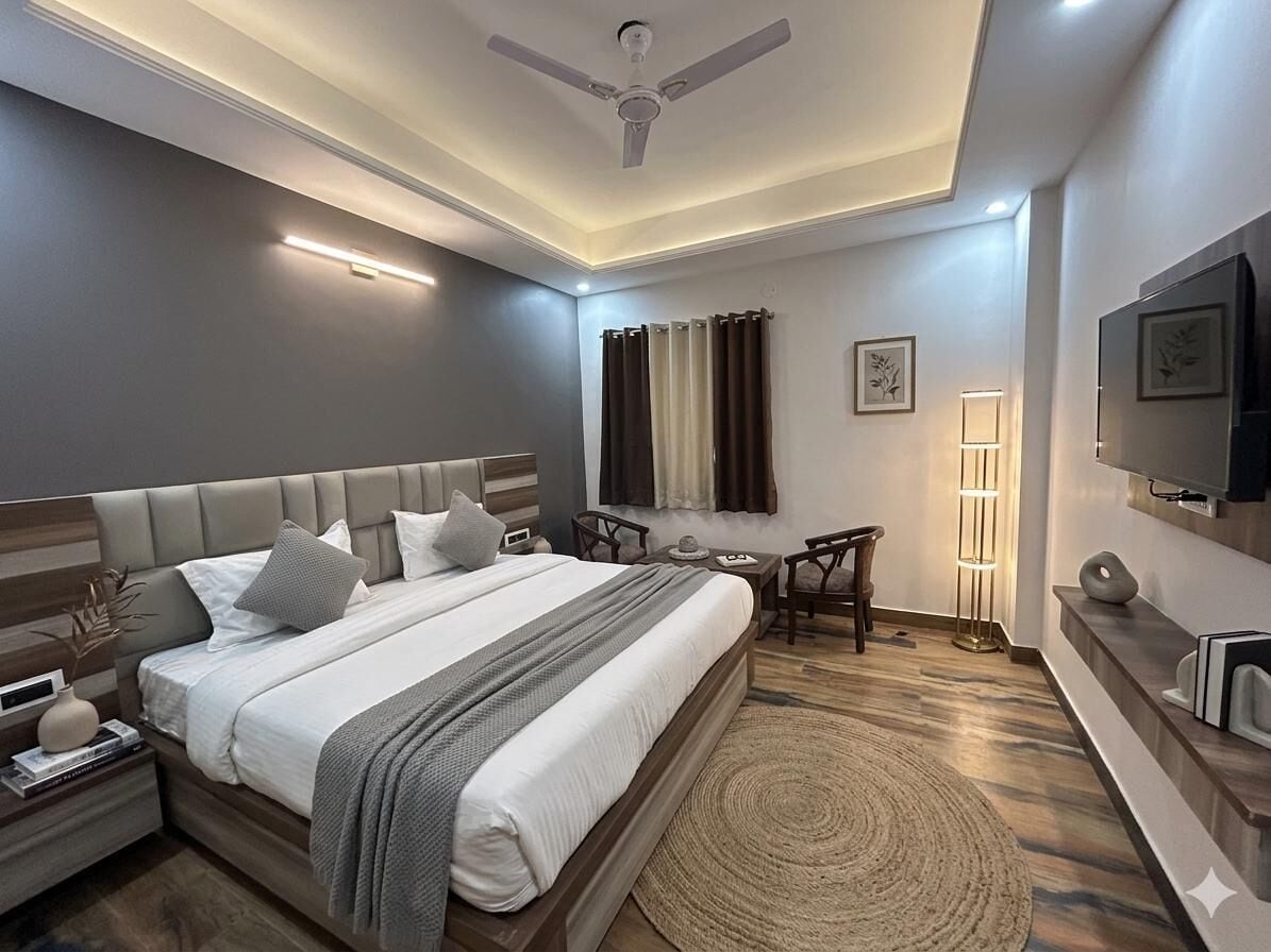 Deluxe Room | Desk, free rollaway beds, bed sheets