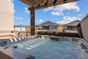 Outdoor spa tub - The Pearl Lagoon: Desert Color Lagoon + Beaches (St. George)