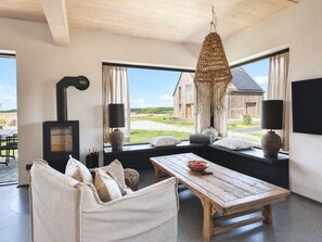 Fernseher, Kamin, Tischtennisplatte