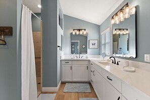 Shower, hair dryer, towels, soap - Charming 3-bedroom house in the heart The Villages (The Villages)