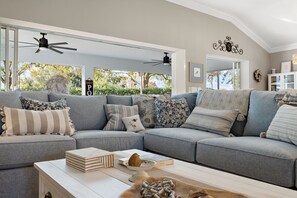TV - Charming 3-bedroom house in the heart The Villages (The Villages)