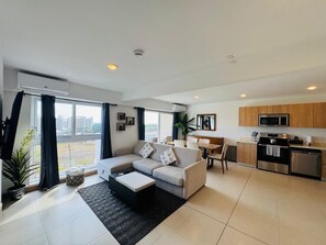 Smart TV - Live Apartment Jacó offers a modern and comfortable stay in a prime location, just minutes from the beach. With stylish spaces and convenient amenities, it’s perfect for guests looking to enjoy both relaxation and easy access to restaurants. (Jaco Beach)