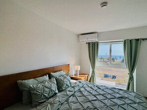 Room - Live Apartment Jacó offers a modern and comfortable stay in a prime location, just minutes from the beach. With stylish spaces and convenient amenities, it’s perfect for guests looking to enjoy both relaxation and easy access to restaurants. (Jaco Beach)