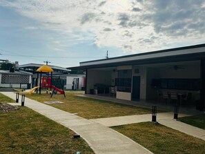 Children’s area - Live Apartment Jacó offers a modern and comfortable stay in a prime location, just minutes from the beach. With stylish spaces and convenient amenities, it’s perfect for guests looking to enjoy both relaxation and easy access to restaurants. (Jaco Beach)