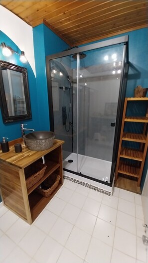 Bathroom - Vrbo Property (Thollon-les-Mémises)