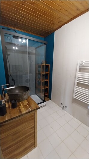 Douche, sèche-cheveux, serviettes fournies, papier toilette
