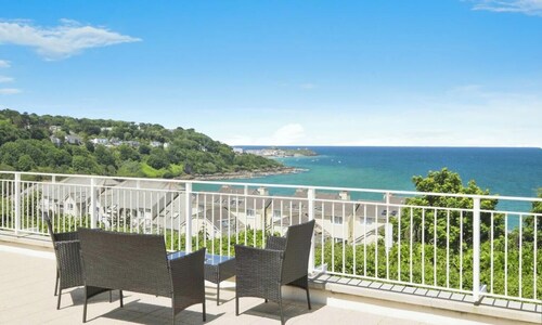Escape to 'Mermaid's Cove' apartment sleeps 4 by the sea