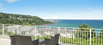 Escape to 'Mermaid's Cove' apartment sleeps 4 by the sea