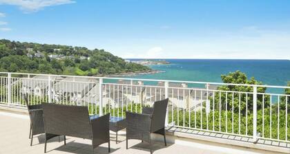 Escape to 'Mermaid's Cove' apartment sleeps 4 by the sea