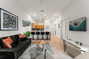 Interior - Riviere Apartments King Bed Suite & Pool & Gym & Pet Friendly & Near Epic Universe (Orlando)