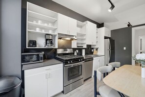 Room - Plymouth Collection 4BD 3BA With Rooftop Lobby (Chicago)