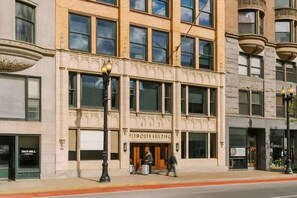 Room - Plymouth Collection 4BD 3BA With Rooftop Lobby (Chicago)