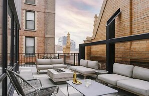 Apartment - Plymouth Collection 4BD 3BA With Rooftop Lobby (Chicago)