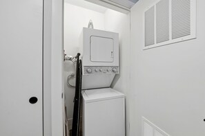 Apartment - Plymouth Collection 4BD 3BA With Rooftop Lobby (Chicago)