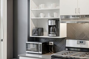 Apartment - Plymouth Collection 4BD 3BA With Rooftop Lobby (Chicago)