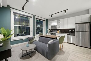 Apartment - Plymouth Collection 4BD 3BA With Rooftop Lobby (Chicago)