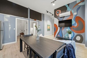 Apartment - Plymouth Collection 4BD 3BA With Rooftop Lobby (Chicago)