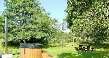 Character cottage with hot tub set in the stunning Llandeilo countryside.