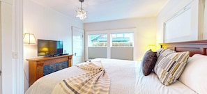 Desk, free WiFi, bed sheets - Cozy Cottage at Seaside Beach (Seaside)