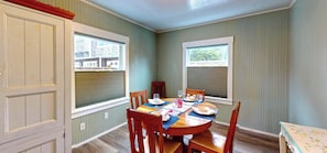 Dining - Cozy Cottage at Seaside Beach (Seaside)