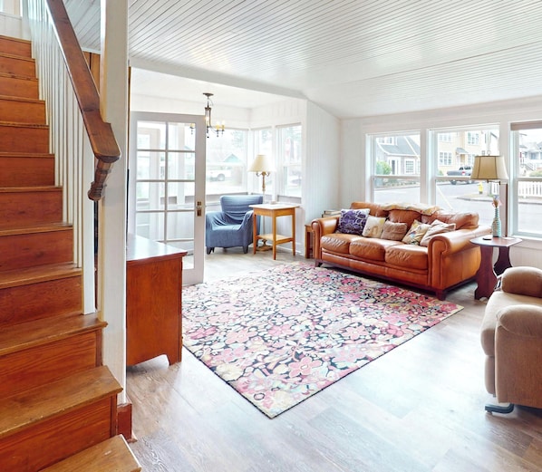 Smart TV, fireplace, DVD player, stereo - Cozy Cottage at Seaside Beach (Seaside)