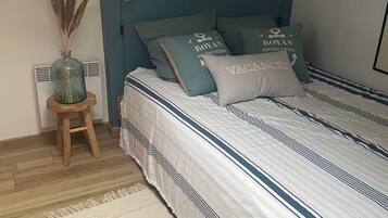 4 bedrooms, iron/ironing board, travel crib, internet