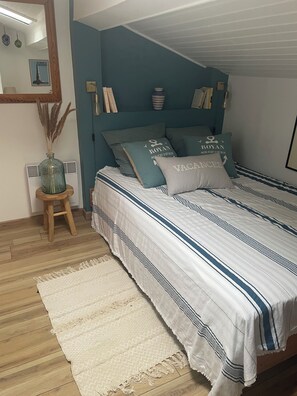 4 bedrooms, iron/ironing board, travel cot, Internet