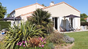 A house with a garden, a satellite dish, and a patio with chairs. - Family home in Parc-Vallière neighborhood, near Royan beach (Royan)