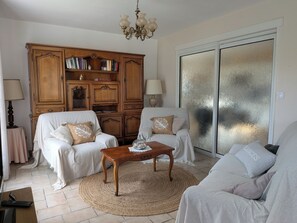 TV, books, stereo - Family home in Parc-Vallière neighborhood, near Royan beach (Royan)