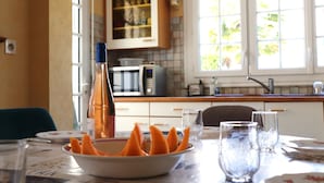 A kitchen with a microwave, a cabinet, and a window with daylight. - Family home in Parc-Vallière neighborhood, near Royan beach (Royan)