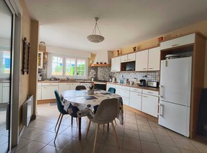 Fridge, microwave, oven, stovetop - Family home in Parc-Vallière neighborhood, near Royan beach (Royan)