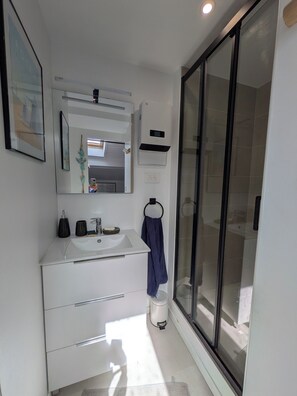 Shower, hair dryer, bidet, towels - Family home in Parc-Vallière neighborhood, near Royan beach (Royan)