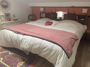 4 bedrooms, iron/ironing board, travel cot, Internet